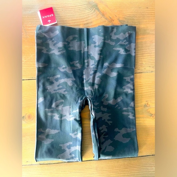 NWT SPANX Look at Me Now Seamless Leggings Black Grey Camo Shapewear Size Medium - Picture 4 of 5